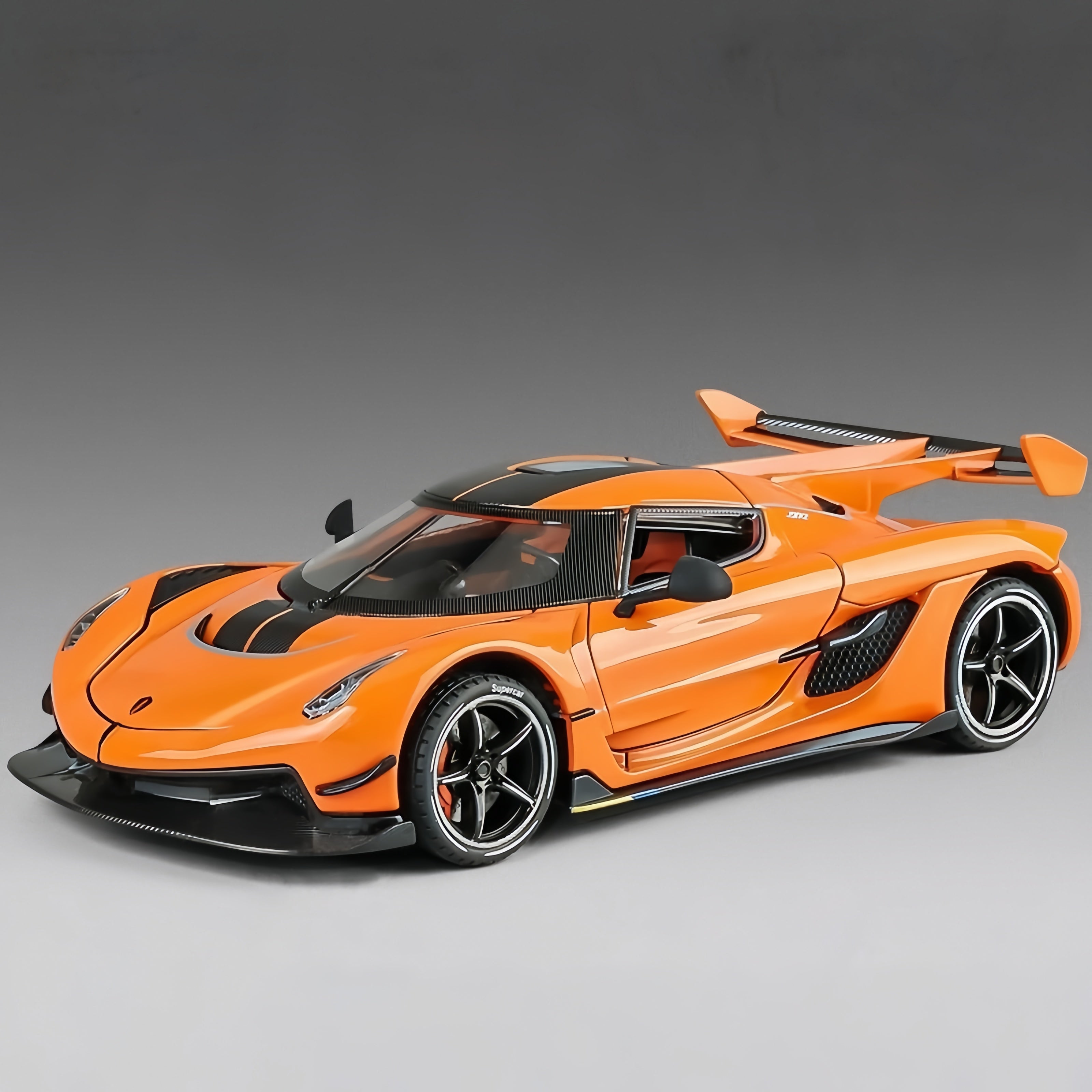 Koenigsegg Jesko Attack 1:24 Diecast Model - Opening Dihedral Syncro Helix Doors, Active Rear Wing, Detailed V8 Engine & Aero Carbon Wheels